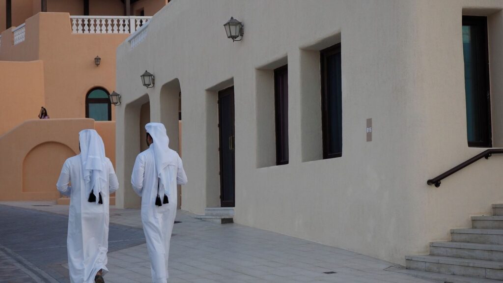يد رجل كبير في السن تحمل قلماً وتوقع على مستند قانوني