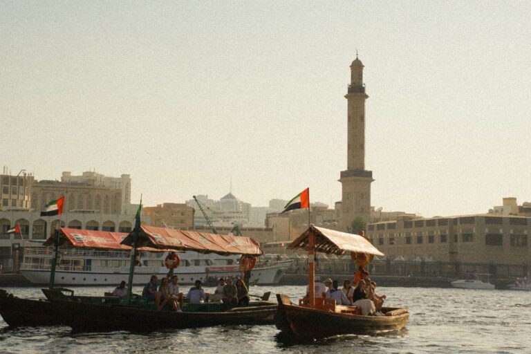 عبرات تعبر خور دبي وعليها أعلام الإمارات