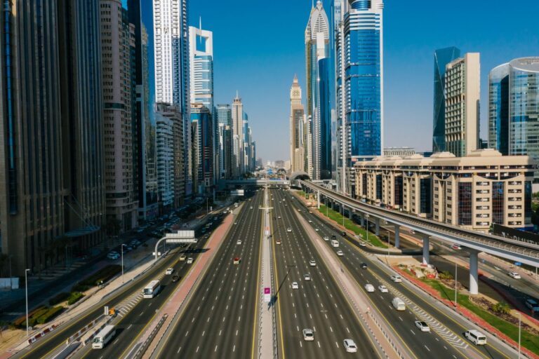 شارع الشيخ زايد في دبي من الأعلى، بأبراجه وحركة السير